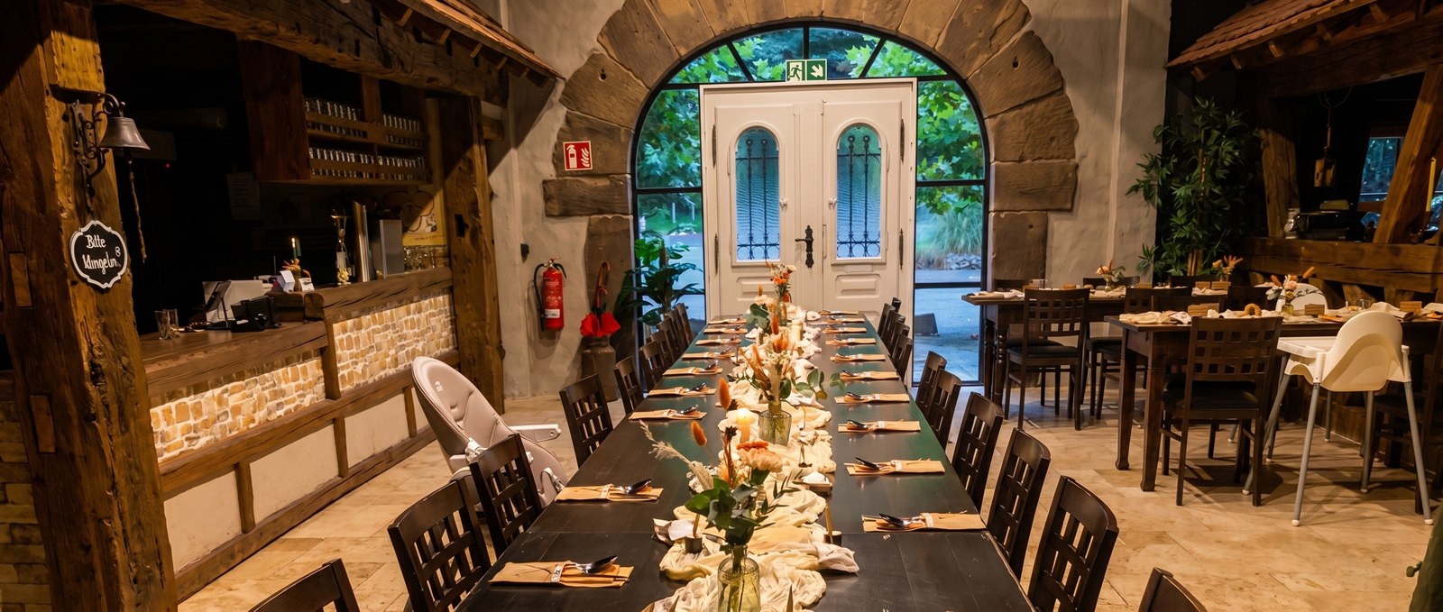 Festlich gedeckte Tafel im Alten Hofladen