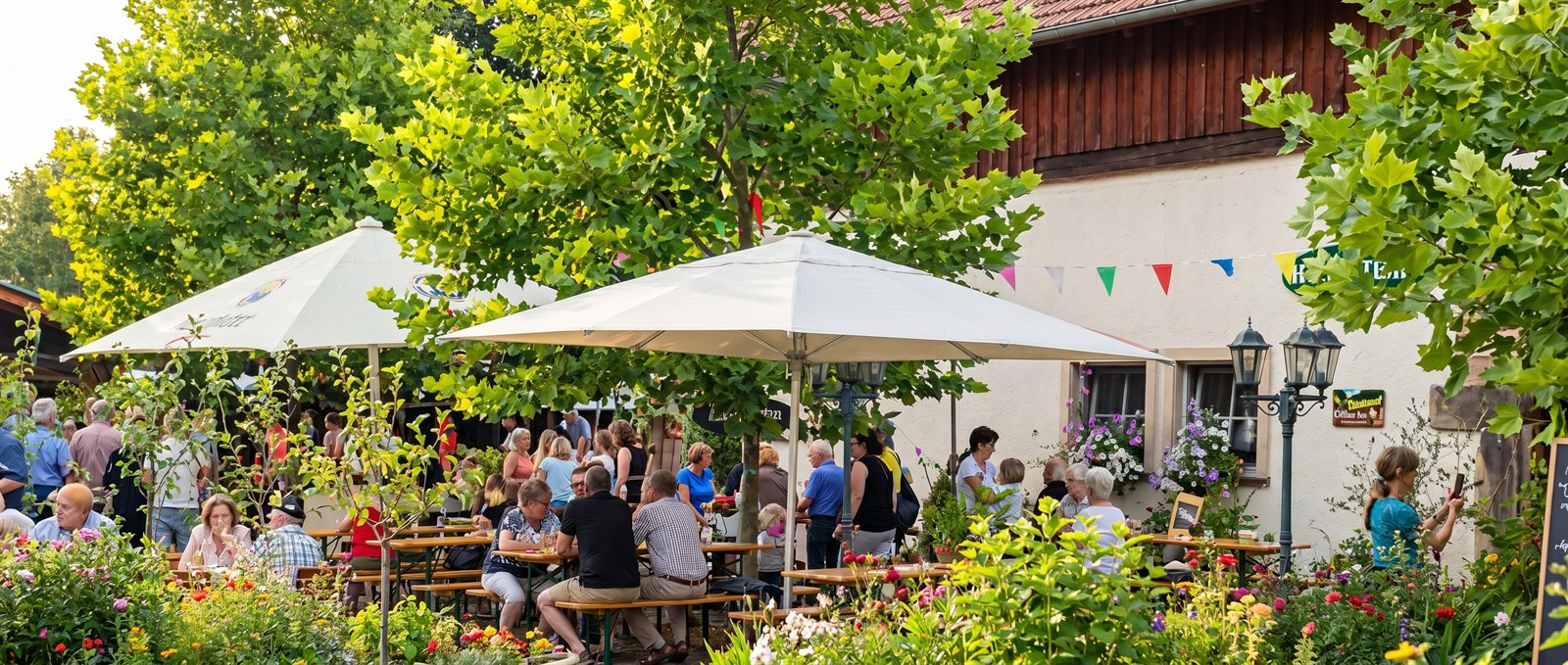 Platanengarten am Forsthof mit Biergarten und Gästen