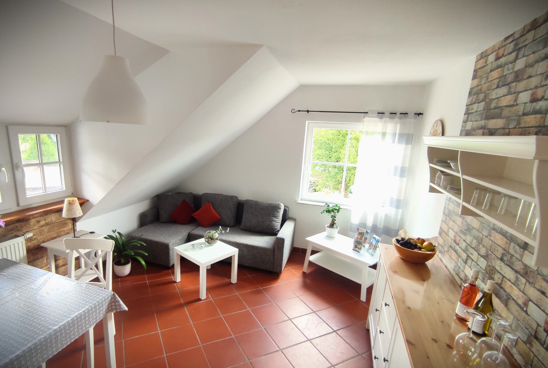 Heller Wohnraum der Ferienwohnung Schwalbennest am Forsthof